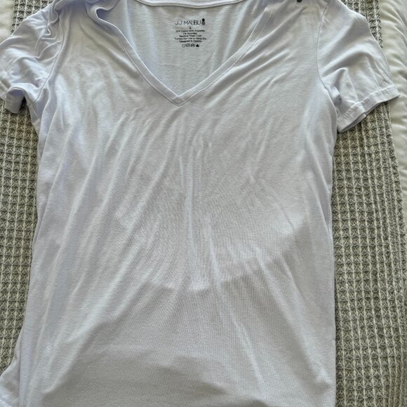 JJ MALIBU WHITE V NECK TSHIRT - LARGE - Picture 1 of 1